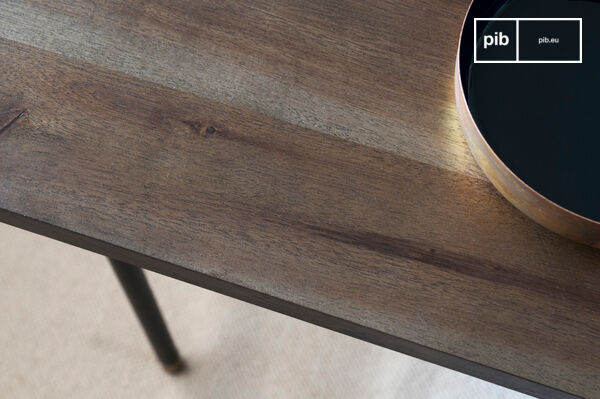 The pretty tray rests on a discreet metal structure.