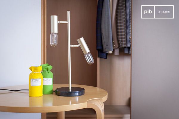 De stabiele voet is gemaakt van zwart marmer, met mooie witte aders.