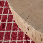 Ondersteund door zes dunne poten met de hand gehamerd en met dopjes om de vloer te beschermen