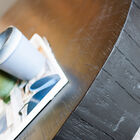 Het hout in combinatie met de finesse van het metaal vormt een organisch geheel.