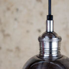 Cette petite lampe suspendue est entièrement conçue en laiton couvert d'un magnifique placage