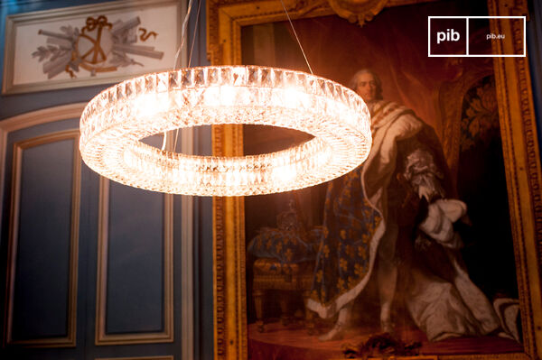 Le verre biseauté de ce lustre diffuse élégamment la lumière.