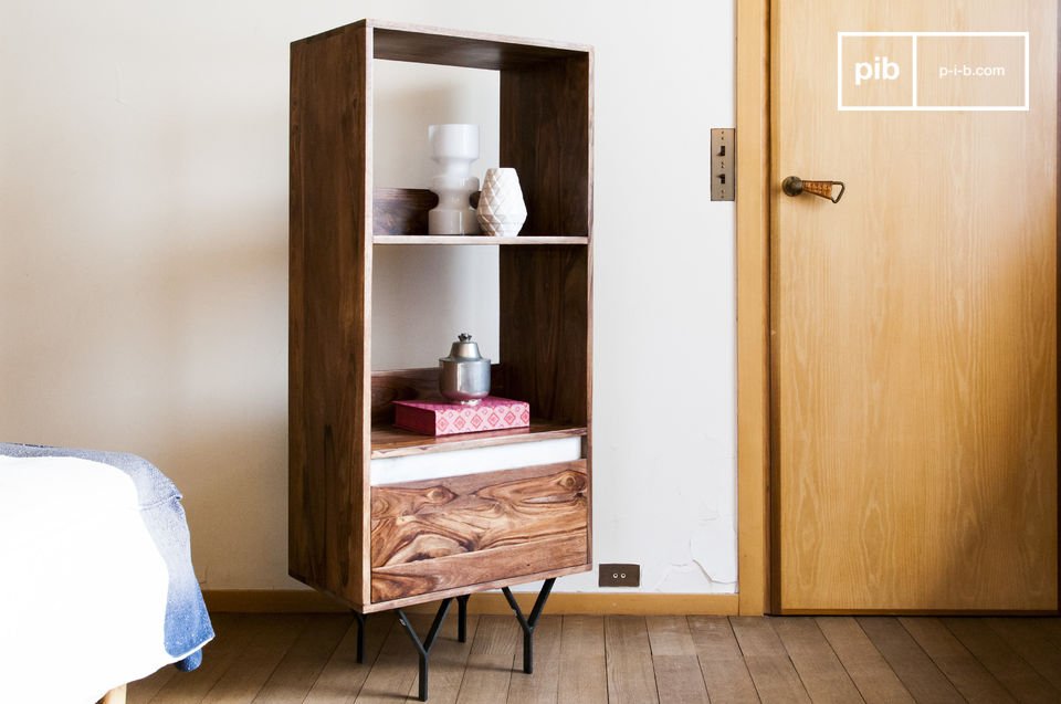 Prachtige houten plank, wit marmer en donker metaal.