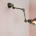 Industriële lamp met twee armen.