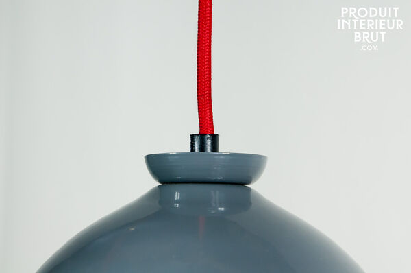 Extremely austere in appearance, this large suspension light has a timeless look