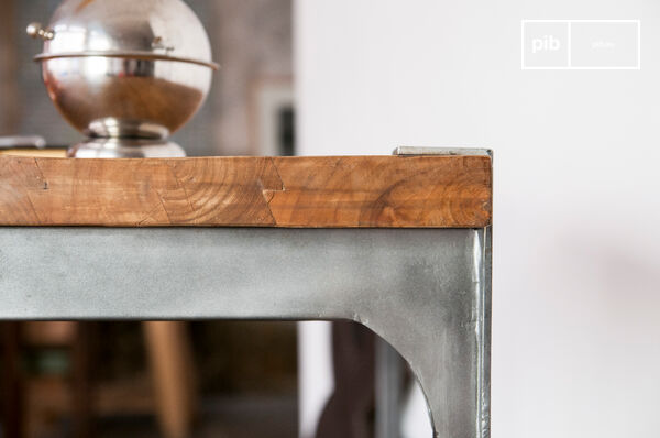 Le plateau épais en teck massif affiche un veinage naturel qui souligne son authenticité.