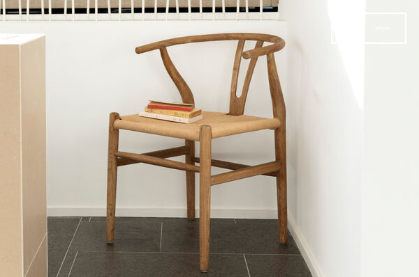 The lines are rounded, the backrest is curved to fit the back.