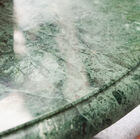 Het ronde tafelblad is gedetailleerd met een afgeschuinde rand