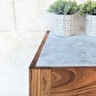 The table has a very refined aestheticism.