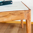 De zeer gladde houten structuur brengt zachtheid aan de tafel.