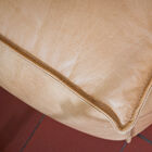 Elegant finishes, topstitching and quality leather.