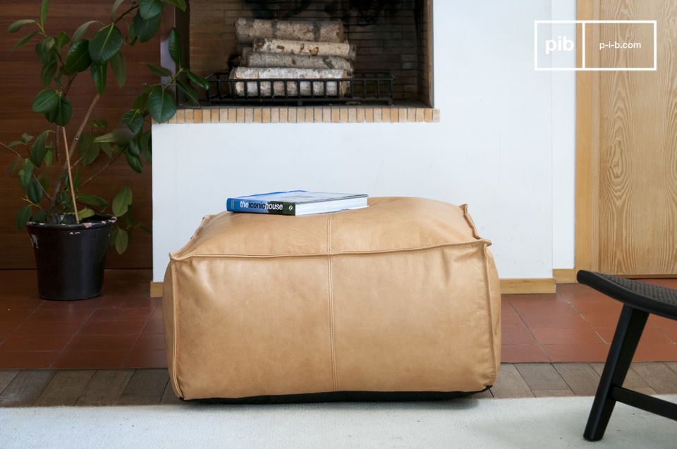 Mooie fauteuil in lichtbruin leer met matte afwerking.