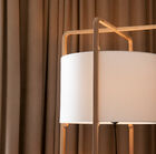 De gekruiste houten structuur houdt de lamp vast.