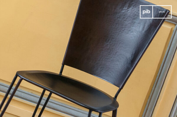 The Matteo metal chair combines robust and well crafted materials and design innovations