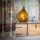 Mooie oude kofferbak met een sterke hout-look.