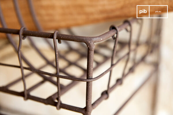 A beautiful metal decoration with a resolutely retro look.