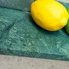 Uno scaffale a parete in marmo con stile e carattere