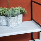 Una combinazione minimalista e chic per uno scaffale raffinato.