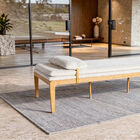 Dieses Daybed verzichtet auf jegliche Kunstgriffe und behält nur das Wesentliche bei: eine