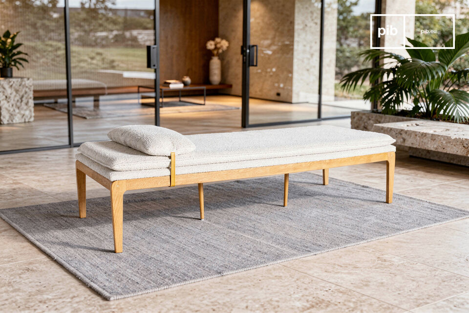 Dieses Daybed verzichtet auf jegliche Kunstgriffe und behält nur das Wesentliche bei: eine