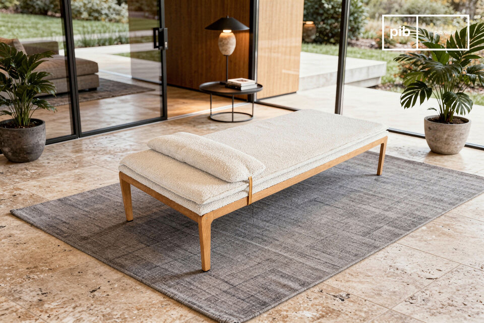 Sa ligne basse et ses pieds effilés évoquent le mobilier d\'architecte des années 50