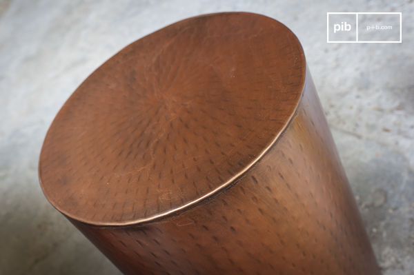 Diseño sobrio y acabados martillados a mano.