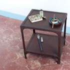Mesa auxiliar de acabado oxidado con dos bandejas.