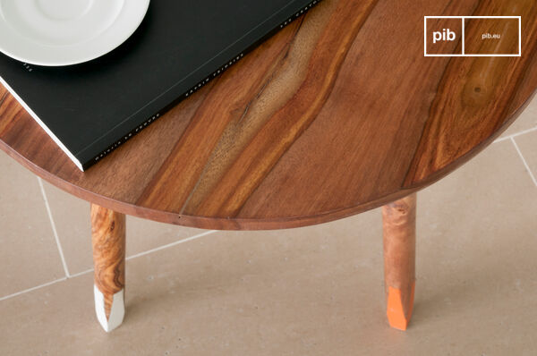 La elegante mesa auxiliar Pencil encajará perfectamente en el extremo de un sofá o como mesita de