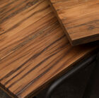 La base negra y la parte superior de madera oscura se combinan con elegancia.