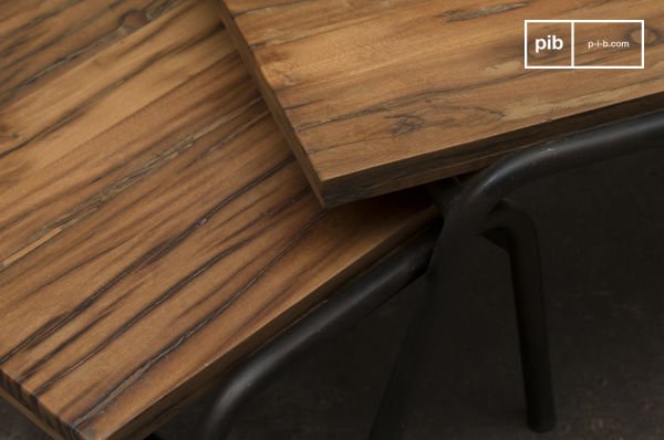 La base negra y la parte superior de madera oscura se combinan con elegancia.