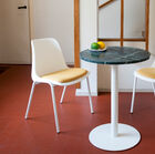 Mesa en forma de pedestal con tapa de mármol.