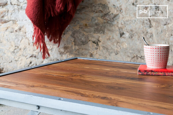 Bella apariencia orgánica y estructura metálica gris.