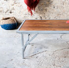 Una práctica mesa industrial plegable.