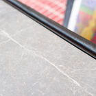 El mármol gris claro tiene vetas blancas.