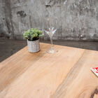 Tono de madera muy claro para realzar su decoración industrial.