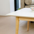 Deliciosa combinación de madera clara y de color blanco.