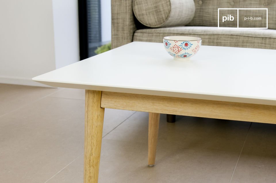Deliciosa combinación de madera clara y de color blanco.