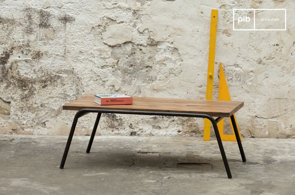 Preciosa mesa industrial en estilo loft.