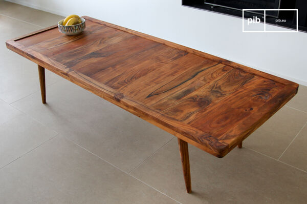 Esta elegante mesa de centro está inspirada en el diseño escandinavo vintage