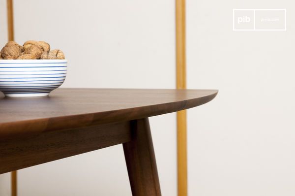 Los acabados son redondeados para una mesa delicada.