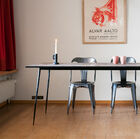 Bonito pie expuesto de metal.