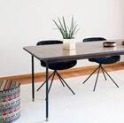 Elegante mesa de acacia con líneas finas.