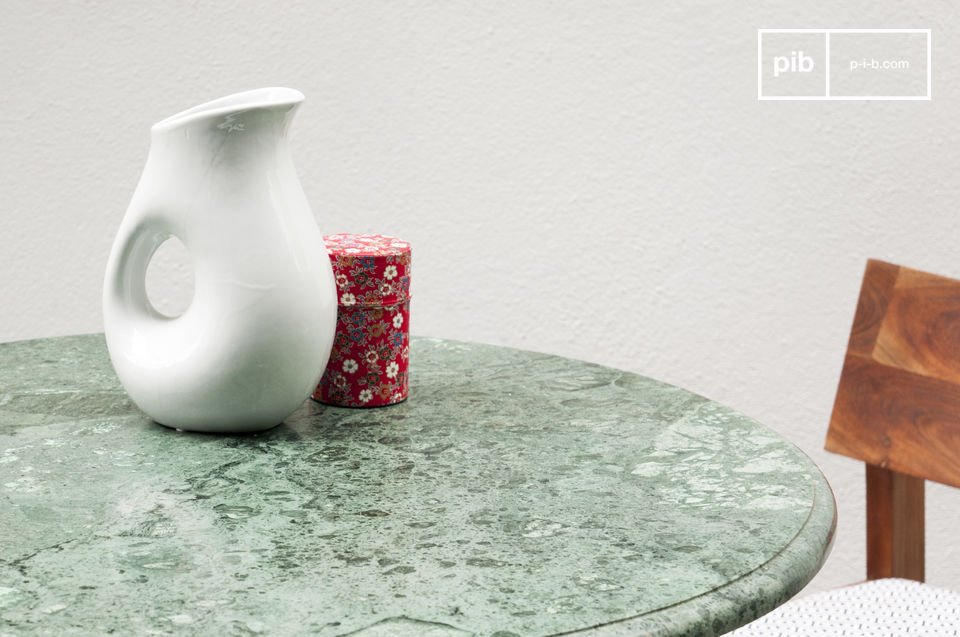 El tablero de la mesa se construya con un bello mármol venoso que tiene diferentes tonos de verde