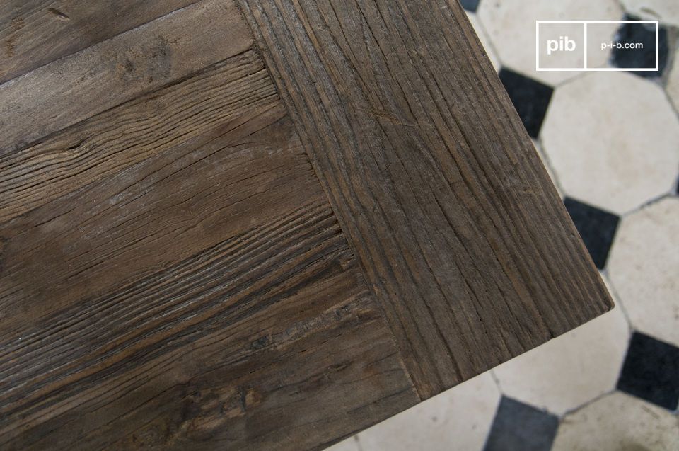 Madera maciza natural para un resultado final áspero.