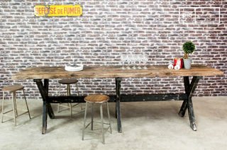 Mesa High bar hecha de madera Sullivan