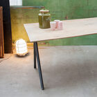 Una combinación única de madera mango con acero oscuro 