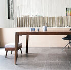 Hermosa mesa de comedor escandinava en madera oscura.