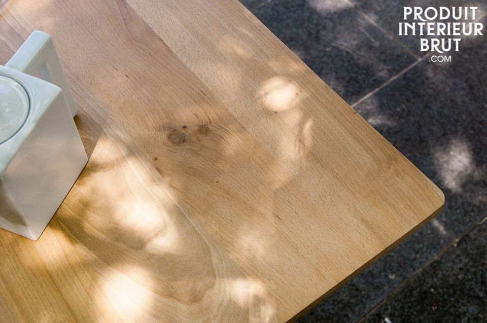 Gracias a sus refuerzos metálicos en la bandeja, esta mesa tiene una gran resistencia