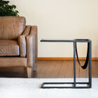 Mueble que combina la encimera de mármol negro veteado y el revistero lateral.