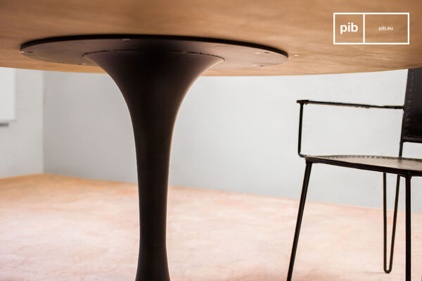 La mesa madera y metal redonda Liverpool combina una línea elegante de la segunda mitad del siglo